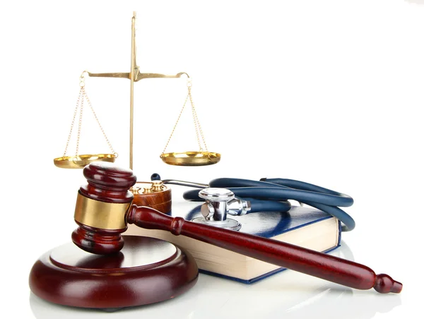 Pojęcie prawa medycyny. młotek, wagi i stetoskop książka na białym tle — Zdjęcie stockowe