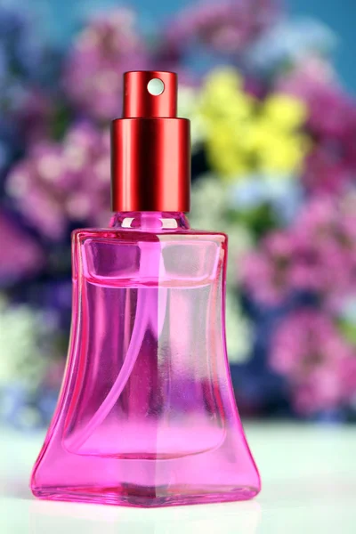 Perempuan parfum dalam indah botol dan bunga — Stok Foto