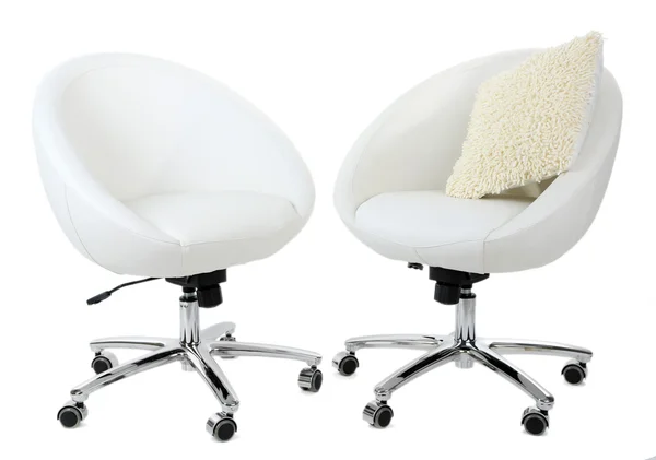 Cadeiras brancas com travesseiro isolado em branco — Fotografia de Stock