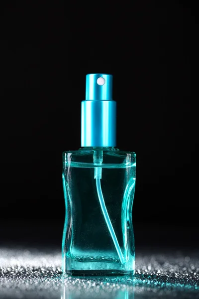 Perfume de mujer en hermosa botella sobre fondo oscuro — Foto de Stock