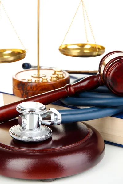 Concept de droit médical. Gavel, balances et stéthoscope sur réservation close up — Photo