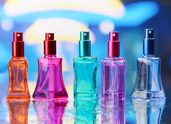 A világos háttér gyönyörű palackokban Női parfüm — Stock Fotó