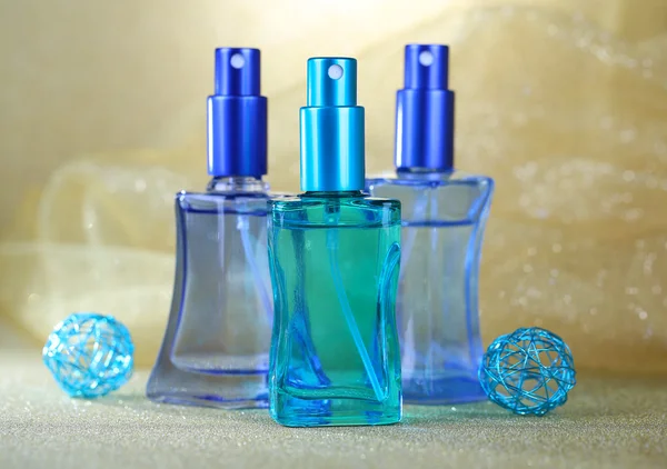 Perfumy kobiety w pięknych butelkach, z bliska — Zdjęcie stockowe