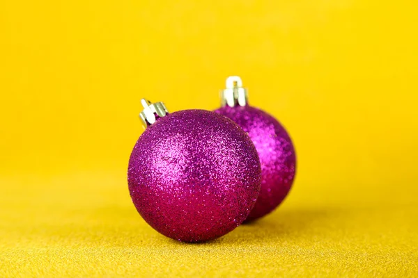 Vánoční koule na žlutém podkladu — Stock fotografie