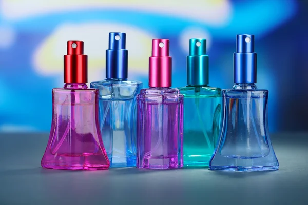 Frauenparfüm in schönen Flaschen auf hellem Hintergrund — Stockfoto