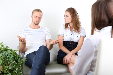 Aile psikologu resepsiyonunda sorunları olan genç bir çift.