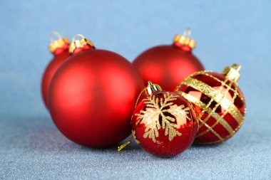 Mavi arka planda noel topları