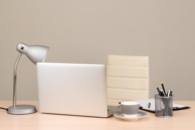 Bilgisayarlı ofis işyeri, kapat