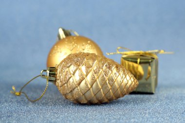 mavi arka plan üzerinde Noel süsleri