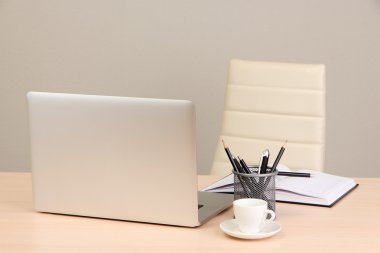 Bilgisayarlı ofis işyeri, kapat