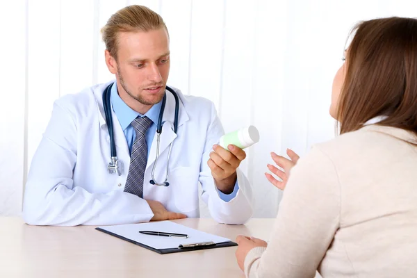 Doctor and patient at office — Stock Photo, Image