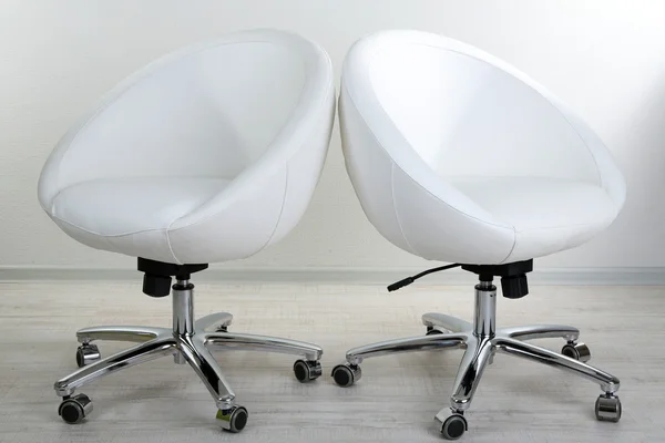 Белый стул в офисе — стоковое фото