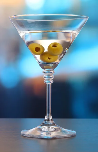 Martini with green olives on table in bar — Stock Photo, Image