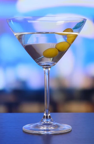 Martini with green olives on table in bar — Stock Photo, Image