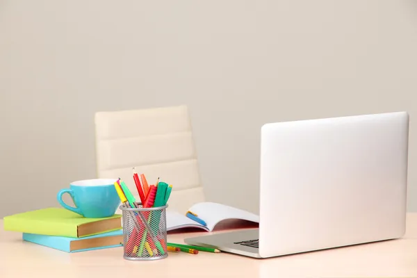 Posto di lavoro a casa con computer, da vicino — Foto Stock