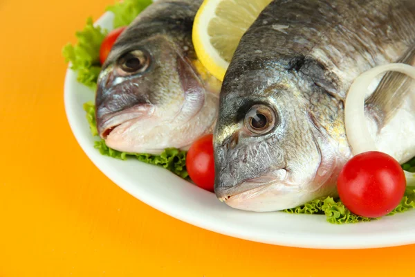 Dorado fisk på bordet närbild — Stockfoto