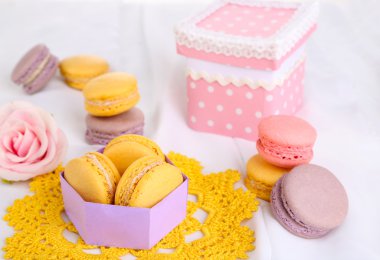 Beyaz kumaş yakın çekim üzerinde macaroons