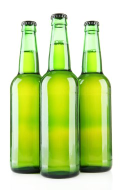 Beyazlar üzerinde izole bira şişeleri