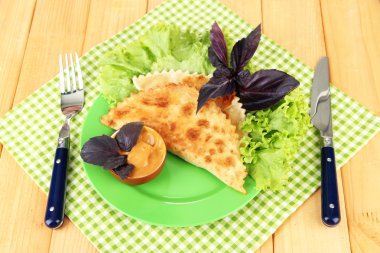 ahşap zemin üzerinde plaka üzerinde taze otlar ile lezzetli chebureks