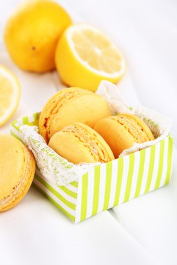Beyaz kumaş yakın çekim üzerinde macaroons