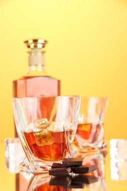 şişe ve iki bardak scotch viski, renkli arka plan üzerinde
