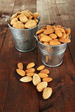 Ahşap arka planda badem