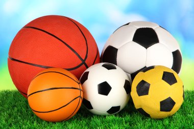 parlak zemin üzerine yeşil çimenlerin üzerinde spor top