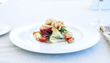 Sezar salatası beyaz tabakta yakın çekim