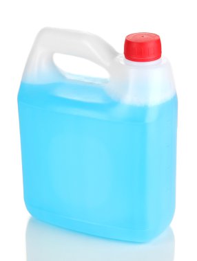 Mavi sıvı araç üzerinde beyaz izole canister içinde