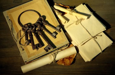 antika tuşları, mektup ve koyu arka plan üzerinde kitap