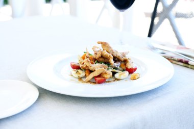 Sezar salatası beyaz tabakta yakın çekim