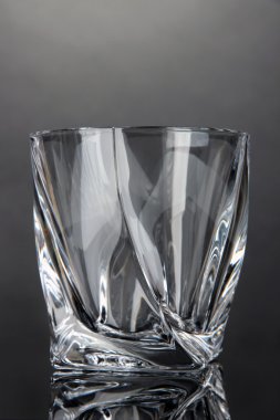 gri zemin üzerine boş bardak