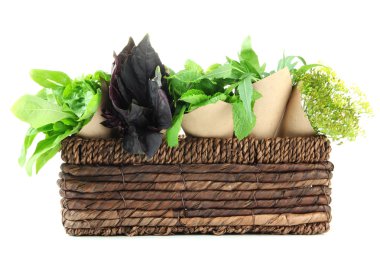 verse kruiden in de mand, geïsoleerd op wit