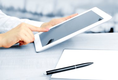 gri tonlarında bir kafede, dijital tablet kullanarak işçisi kadın ofis