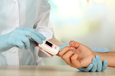 Doktor parlak zemin üzerine darbe oranı ve oksijen seviyesi ölçüm