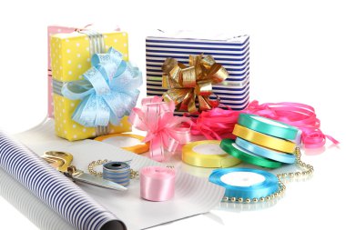 malzeme ve aksesuarları hediye tatil hediye üzerinde beyaz izole kaydırma