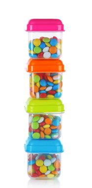 Plastik kaplar üzerinde beyaz izole dolu