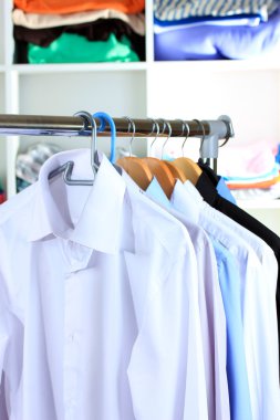 casual gömlek ahşap askı raf arka plan üzerinde çeşitli