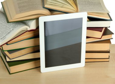 Tablet ve açık renkli kitap