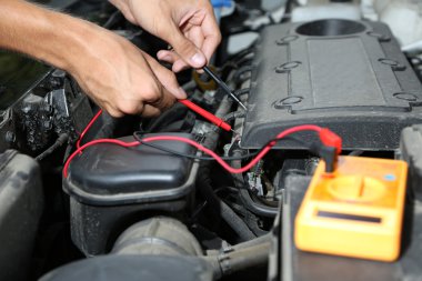 Auto makinist multimetre voltmetre akü voltaj seviye kontrol etmek için kullanır.