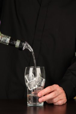 Barmen parlak arka planda, kokteyl yapmak yakın çekim