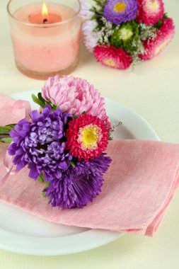 çiçek şenlikli yemek masası ayarı