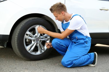 auto makinist tekerlek değiştirme