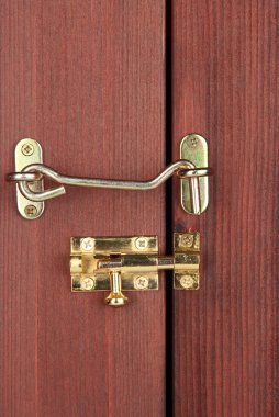 metal kanca ve sürgü kapı yakın çekim olarak