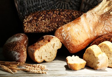 hasır tepsi zemin üzerine ahşap tahta üzerinde ekmek