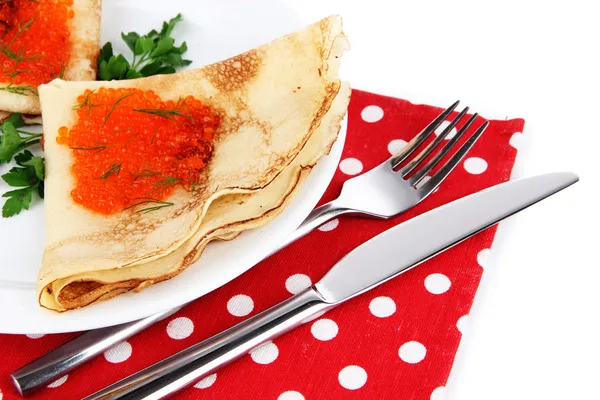 Deliciosos panqueques con caviar rojo aislado en blanco —  Fotos de Stock