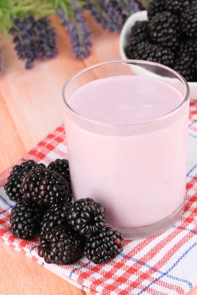 Sweet blackberries with yogurt on table close-up — Stock Photo, Image