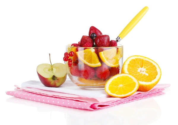 Salade de fruits utile dans une tasse en verre isolée sur blanc — Photo