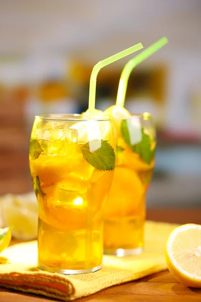 Té helado con limón y menta en la mesa de madera, al aire libre — Foto de Stock