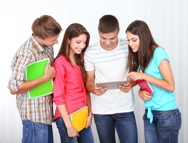 Grupp lycklig vackra unga studenter på rummet — Stockfoto